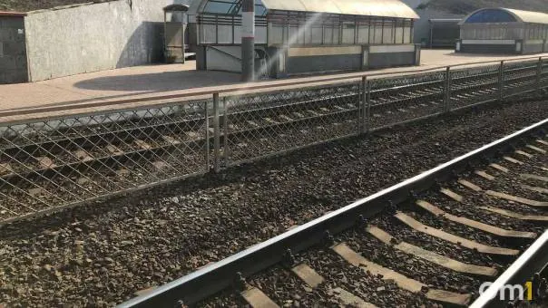 Рейс №076 «Симферополь — Омск» отстает на 4,5 часа. Всего восемь поездов «Таврия» идут с задержками после временной приостановки движения из‑за угрозы беспилотника — опоздания составляют от 2,5 до 11 часов.