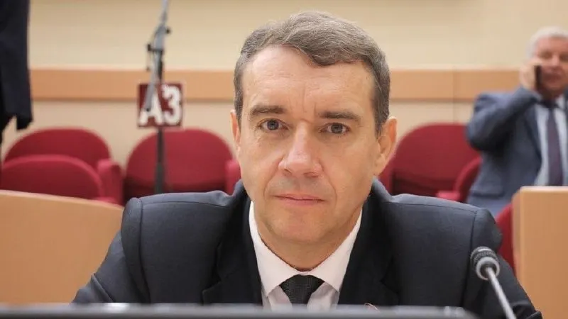Анидалова задержали у здания областной думы — его обвиняют в организации несанкционированного массового мероприятия 1 мая 2026 года. Аналогичные случаи давления на коммунистов фиксируют в ряде регионов перед выборами в Госдуму.