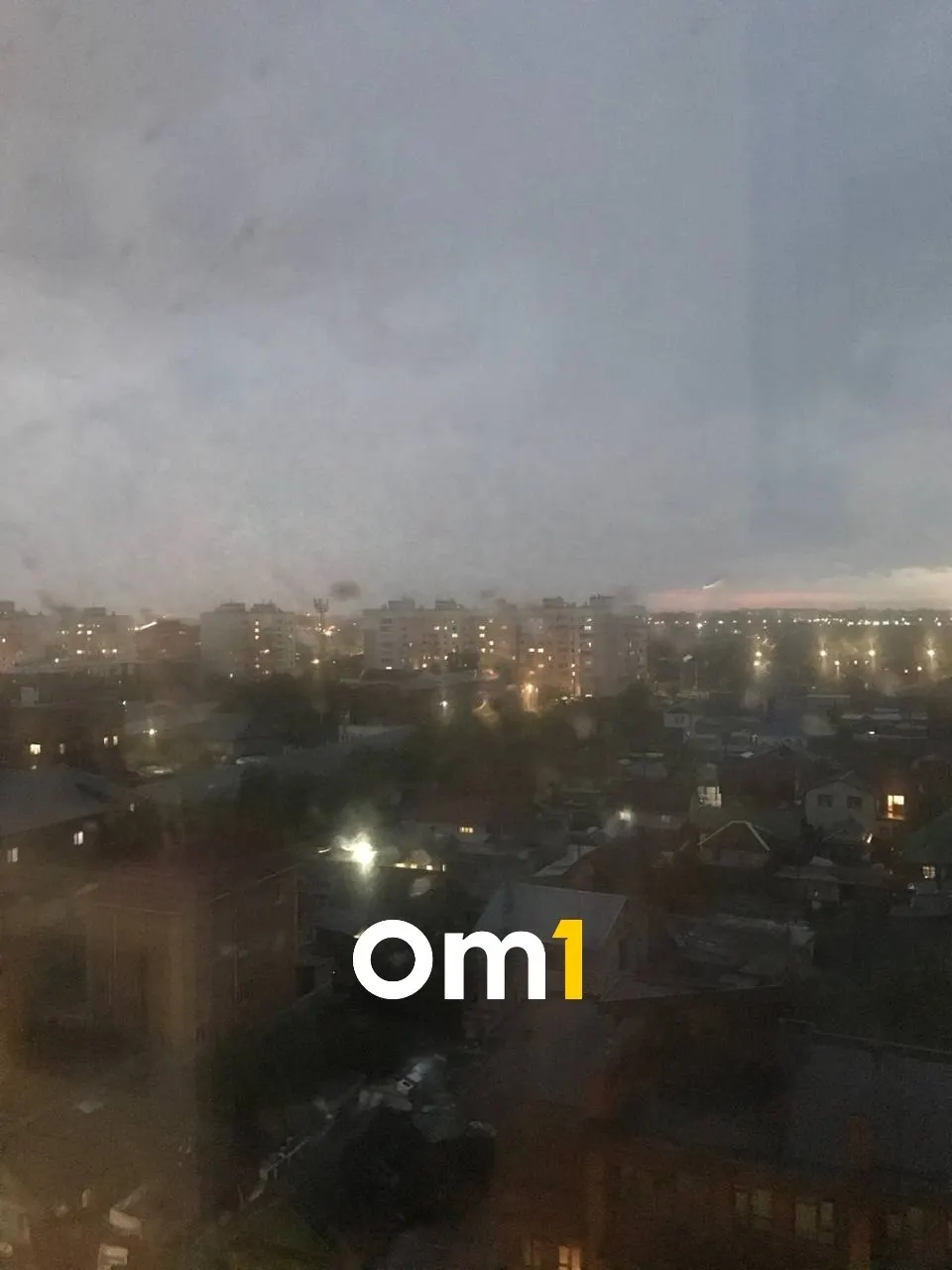 Непогода накрыла Омск: сильный дождь и грозовые разряды. По прогнозам осадки прекратятся только к утру — будьте осторожны, если выходите на улицу.
