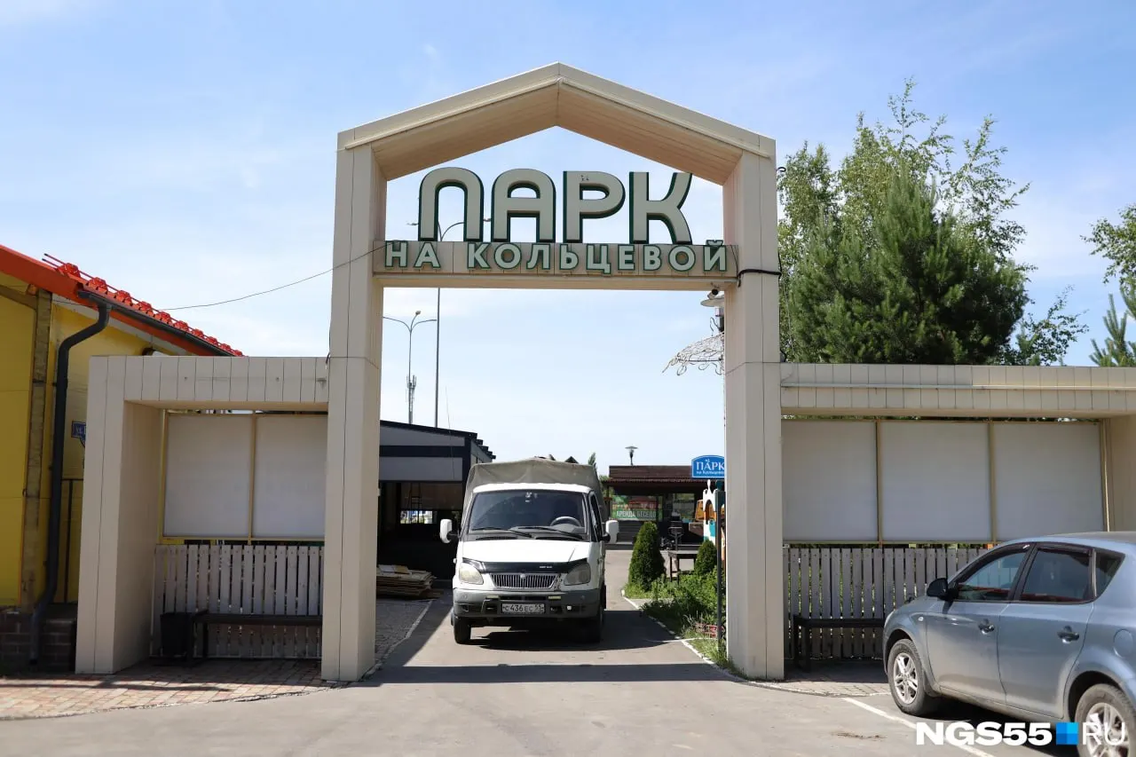 В Омске стартовали демонтажные работы в парке на Кольцевой: техника разбирает сооружения, на участках лежат доски и шезлонги, бассейн пустует.