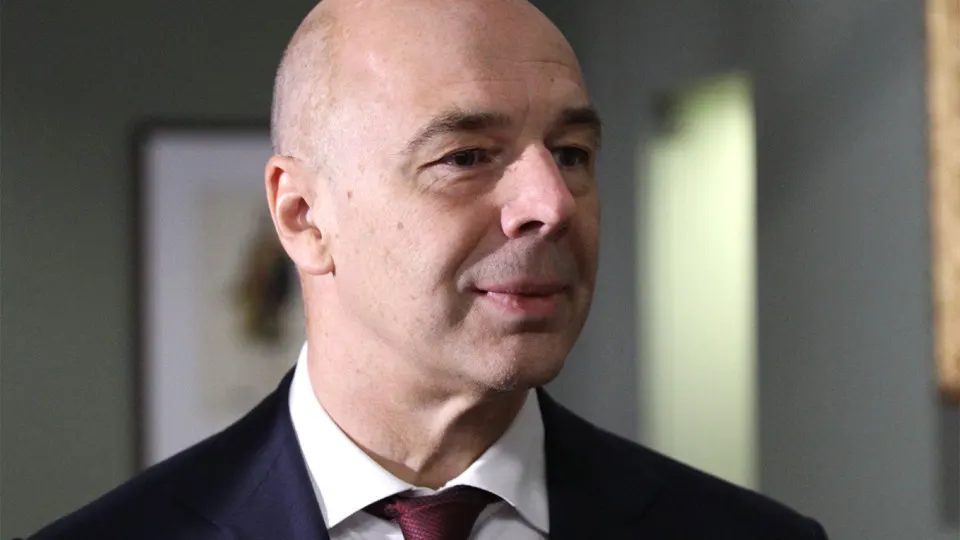 Минфин заявил, что компании топливно‑энергетического комплекса должны самостоятельно закупать средства защиты; затраты можно включать в себестоимость. Одновременно формируется перечень необходимого оборудования на фоне роста атак и перебоев с поставками топлива.