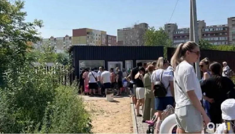 20 июня воздух прогрелся до +34°C — жители Омска ждут по ~15 минут, чтобы попасть на платные пляжи; спрос на шезлонги у воды остаётся высоким.