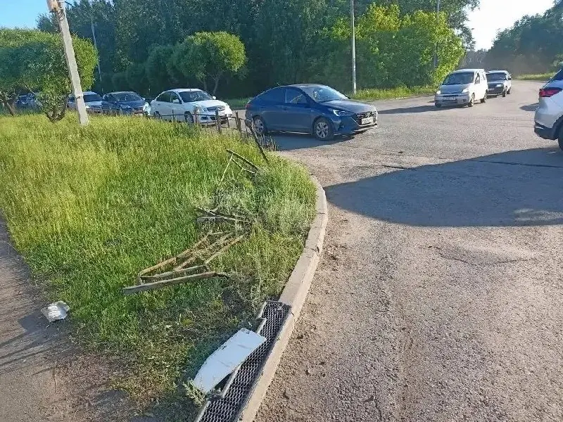 Во вторник вечером на улице Герцена водитель пассажирского автобуса потерял сознание, в результате автобус врезался в несколько машин и пешеходные ограждения; двоим участникам оказали медицинскую помощь.
