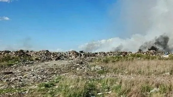 В Калачинске и Кормиловском районе уже больше недели продолжаются тления на полигонах ТБО. Тушение осложнено глубоким залеганием отходов, власти советуют ограничить пребывание на улице.