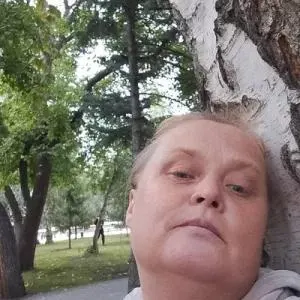 46‑летнюю женщину из Омской области осудили за комментарий в интернете; до этого она меняла политические взгляды и работала сиделкой. Правозащитники и близкие отмечают сложности с правовой помощью и ограниченную поддержку семьи.