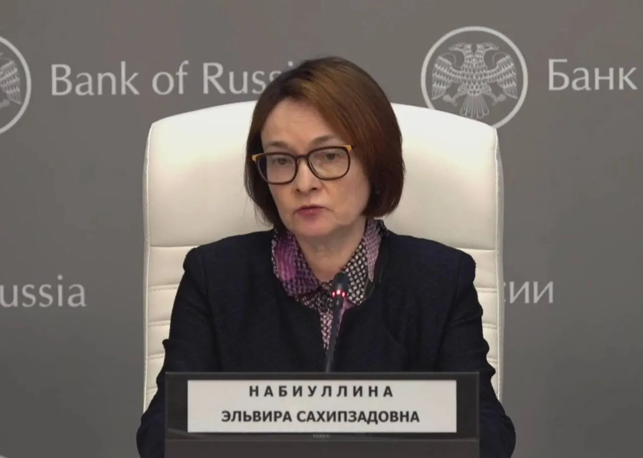 Глава Центробанка пояснила, что перенесла простуду и временно потеряла голос; поблагодарила переживавших. Журналисты отметили изменения во внешнем виде и отсутствие привычных брошей.