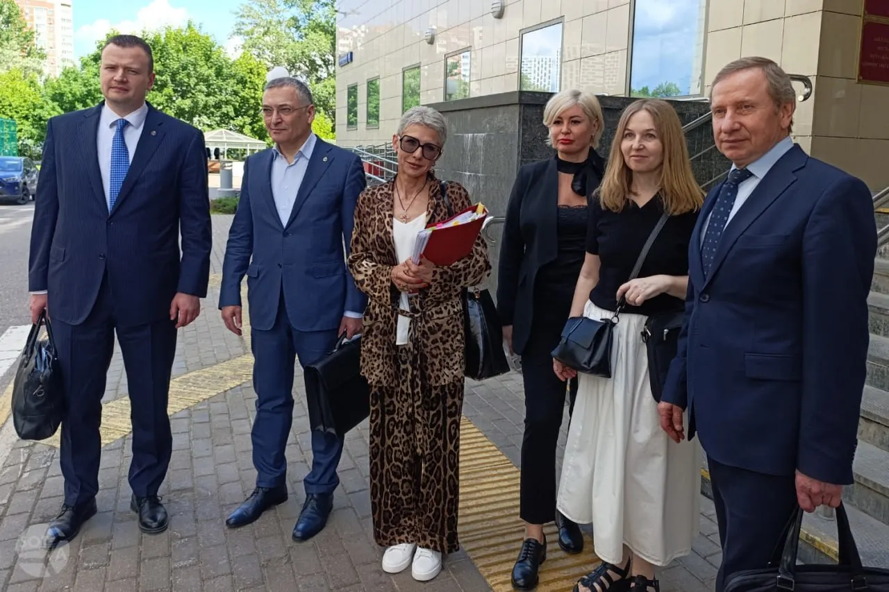 Хамовнический суд лишил статуса Алексея Басистова, Дмитрия Проводина и Юлия Тая из‑за пребывания за границей более года. Защита и Адвокатская палата считают, что Минюст превысил полномочия; апелляция оставлена без изменения.