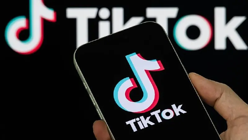 TikTok наказали штрафом в 3 млн рублей после того, как платформа не удалила два ролика, признанные «пропагандой нетрадиционных сексуальных отношений». Примечание: Верховный Суд ранее признал несуществующее «Международное движение ЛГБТ» экстремистской организацией и запретил его деятельность в России.