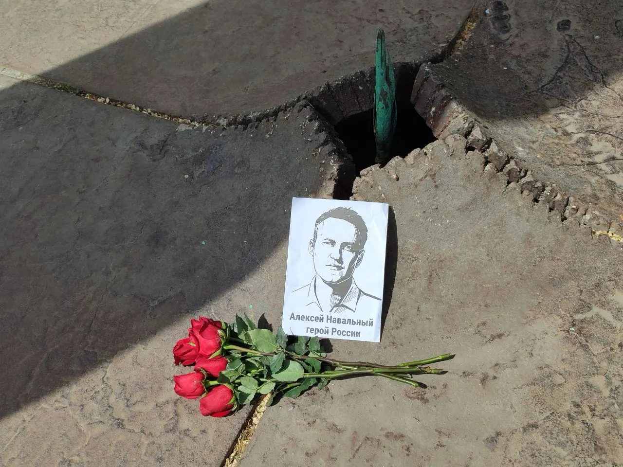 4 июня у одного из мемориалов в Омске оставили цветы и портрет политика. Организаторы и участники предупреждают о возможных рисках при посещении таких мест — в прошлые годы людей задерживали и фотографировали сотрудники правопорядка.