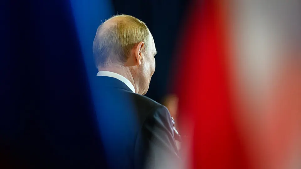 Государственный «открытый» рейтинг доверия президента перестали регулярно публиковать. По последним данным он опустился до 29,5% — минимального уровня с начала войны, тогда как в «закрытом» формате поддержка остаётся значительно выше.