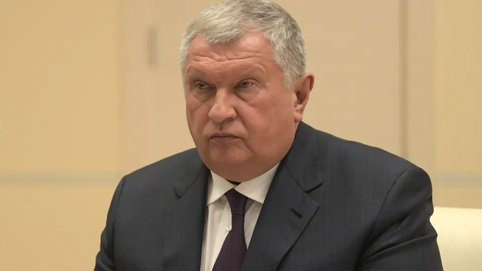 Руководство нефтегазовой отрасли докладывает о беспрецедентных повреждениях нефтеперерабатывающих заводов после ударов и предлагает временные изменения в правилах биржевых продаж и поставках сырья для предотвращения топливного кризиса.