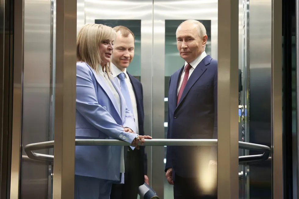 По словам источников, руководители силовых ведомств и их союзники предлагают президенту отложить или отменить сентябрьские думские выборы из‑за экономических трудностей, падения рейтингов и угроз безопасности; в Кремле есть и противники этой инициативы, и обсуждение пока носит преимущественно разговорный характер.