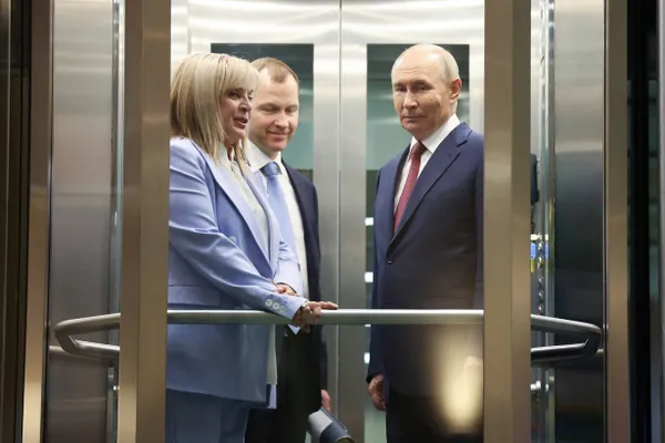 Пресс‑секретарь президента заявил, что подготовка к выборам идет и они назначены указом президента. Ранее источники сообщали о разговорах силовиков о возможном переносе или отмене на фоне экономических проблем и падения рейтингов.