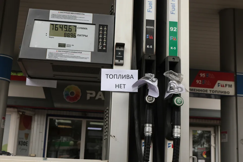 Анализ статистики поисковых запросов «Яндекса» помогает увидеть, в каких регионах растёт тревога по поводу бензина и дизеля. Важно помнить: рост интереса пользователей отражает обеспокоенность, а не всегда реальный дефицит топлива.
