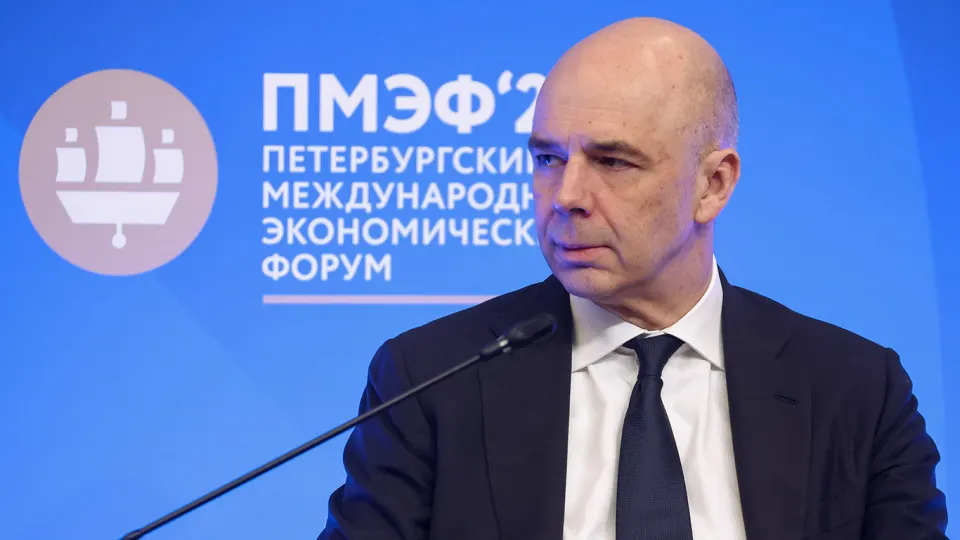 По оперативной оценке Счётной палаты, доходы федерального бюджета по итогам года могут составить 38,2 трлн руб., что на 2,1 трлн (5,2%) ниже заложенного плана. Главные риски — сокращение нефтегазовых поступлений и укрепление рубля.