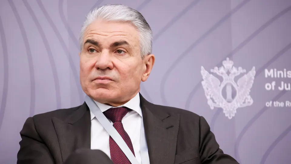 Замминистра юстиции заявил, что владельцы крупных нейросетей должны отвечать за фильтры, ограничивающие угрозы суверенитету, и призвал ввести административную, уголовную или финансовую ответственность. Правительственные инициативы по «суверенным» моделям ИИ вызвали критику бизнеса.