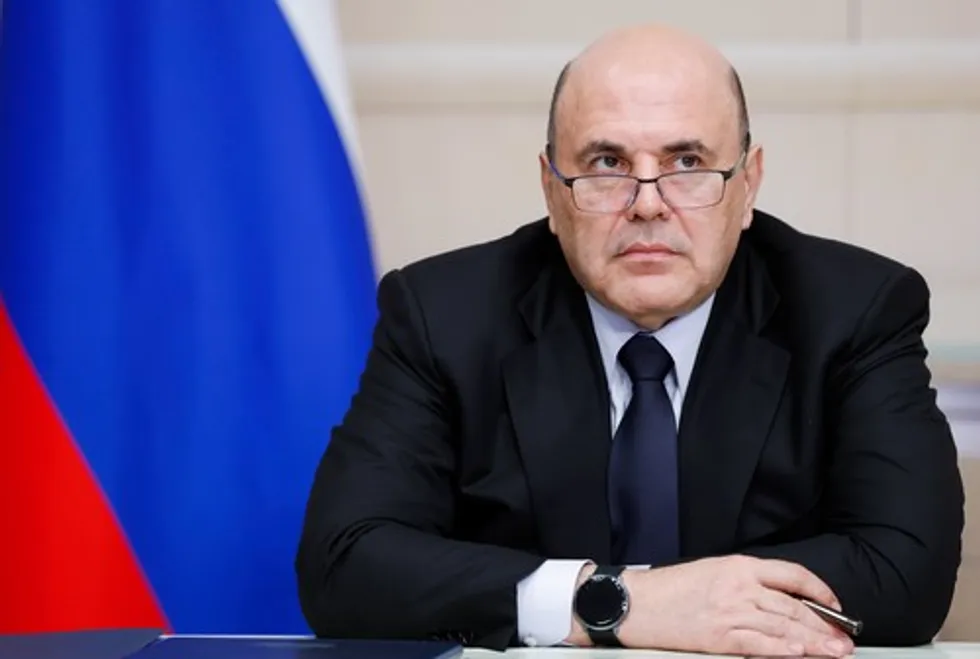 По данным утечек, в 2022 году сестра премьер‑министра разместила в Газпромбанке 12 млрд рублей и получила около миллиарда рублей процентов. Официальный доход родственницы не объясняет такие накопления; расследователи также проследили её связи с бизнесменом и зарубежным бизнесом.