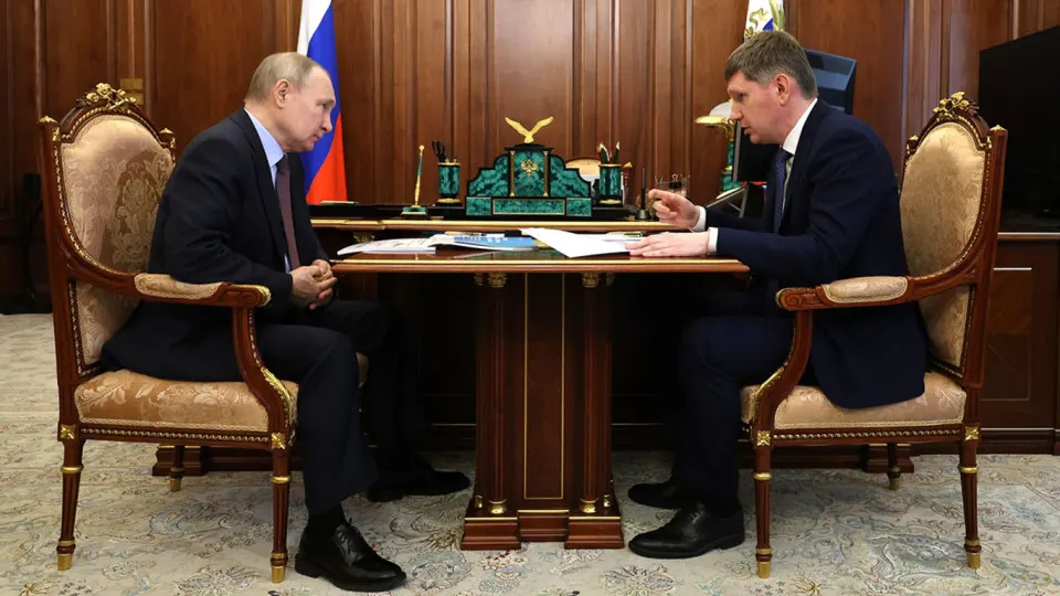 Президент потребовал роста инвестиций как ключевого индикатора работы власти, но экономические ведомства отмечают бюджетную экономию, высокие ставки, падение прибыли компаний и другие факторы, сдерживающие инвестиции.