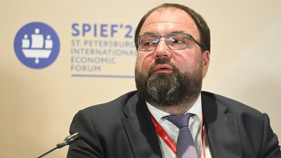 Глава Минцифры сообщил о планах встраивания механизмов возрастной идентификации на интернет‑платформах; обсуждаются проверка через «Госуслуги», биометрия и риски утечек данных.