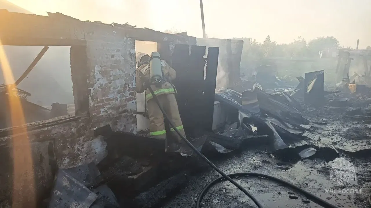 В Калачинском районе загорелись жилой дом, хозяйственная постройка и автомобиль. Открытое горение ликвидировали меньше чем за час, сейчас проводится проверка.