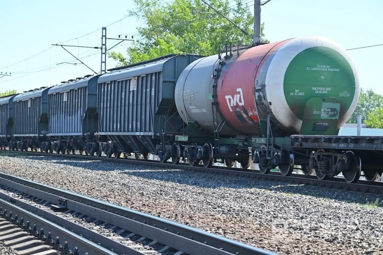 Компания организовала штаб для бесперебойного снабжения регионов топливом: особое внимание уделяют авиакеросину и оперативному мониторингу перевозок.