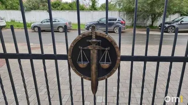 В селе Хорошки Павлоградского района пьяный сельчанин замахнулся колуном на прибывшего участкового. По факту возбуждено уголовное дело по ч.1 ст.318 УК РФ.
