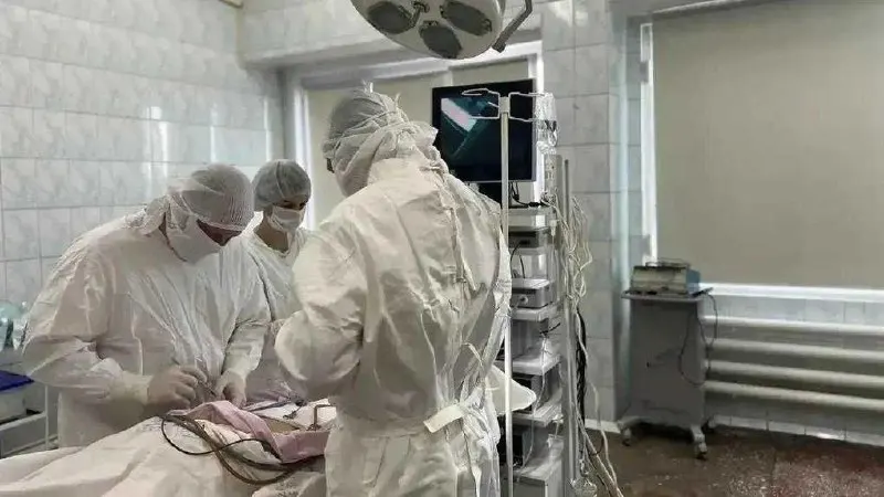 В ГКБ №1 Омска хирурги удалили повреждённый участок тонкой кишки и восстановили брюшную стенку 62‑летнему пациенту с большой послеоперационной грыжей. Пациент выписан в удовлетворительном состоянии.