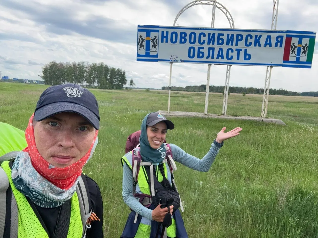 Москвичи Павел и Тома завершили 138-й день пешего пешего путешествия до Владивостока, преодолев более 3 200 км и дойдя до гостиницы «Рассвет» в Новосибирской области. За последние дни пара отмечала дни рождения, пересекла границу Омской и Новосибирской областей и продолжила маршрут вопреки советам врачей.