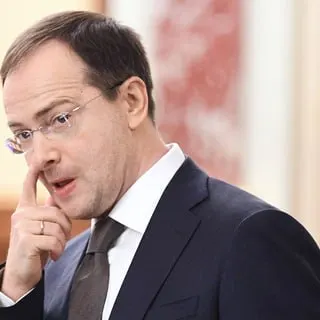 Помощник президента Владимир Мединский выступил за систему обязательной отработки для выпускников, обучавшихся на бюджете, предлагая сочетать оплату обучения с распределением и трудовыми контрактами.