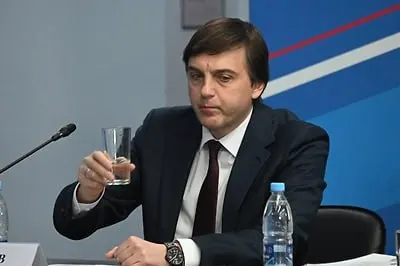 Министерство утвердило перечень внеклассного чтения на каникулы: в него вошли современные патриотические произведения о Родине и подвигах современных защитников Отечества, в том числе о героях специальной военной операции.