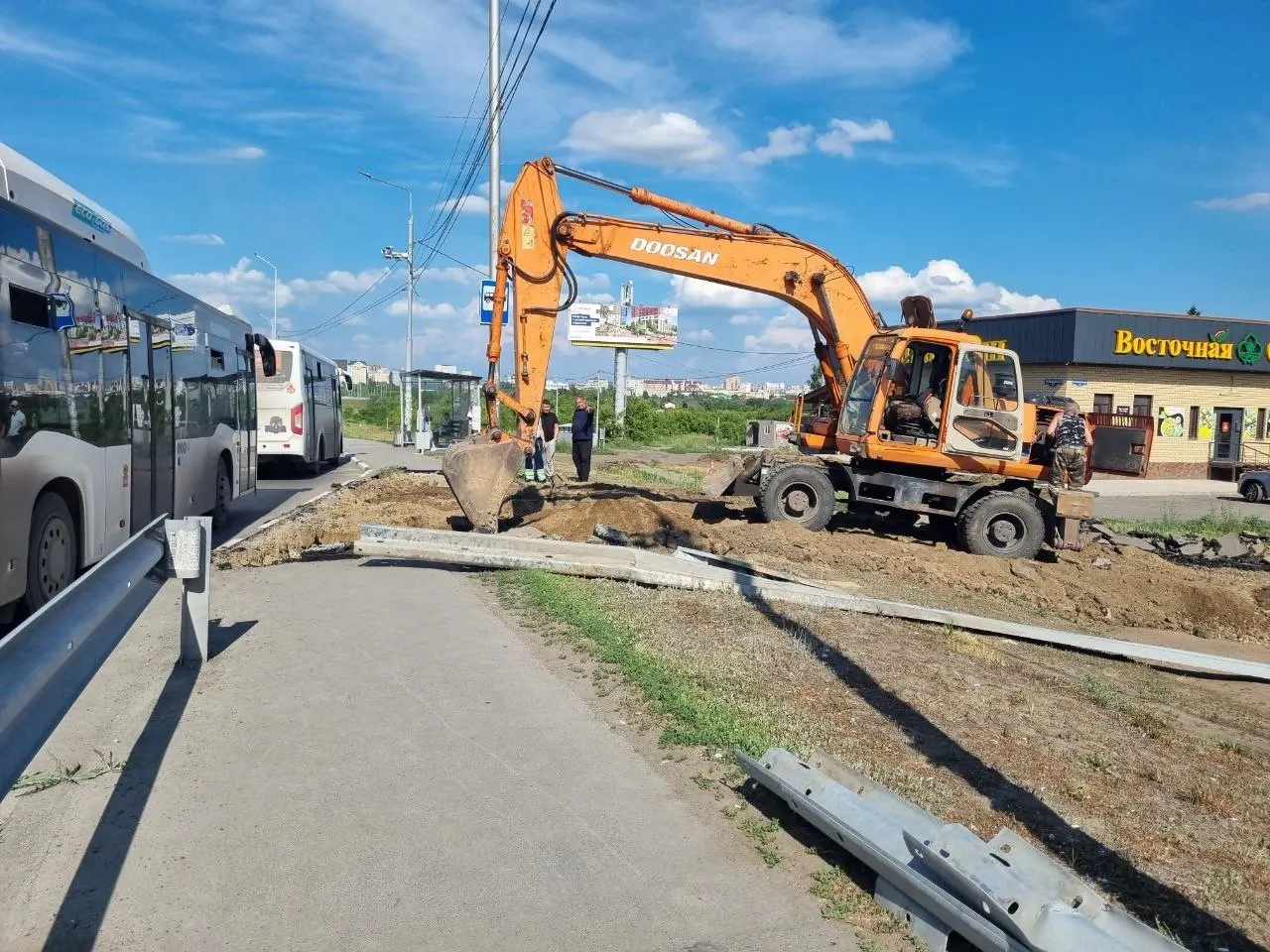 На перекрёстке Конева и 3-й Енисейской ведутся дорожные работы: планируется канализованный бессветофорный поворот к Метромосту, чтобы сократить время в пути в центр города.