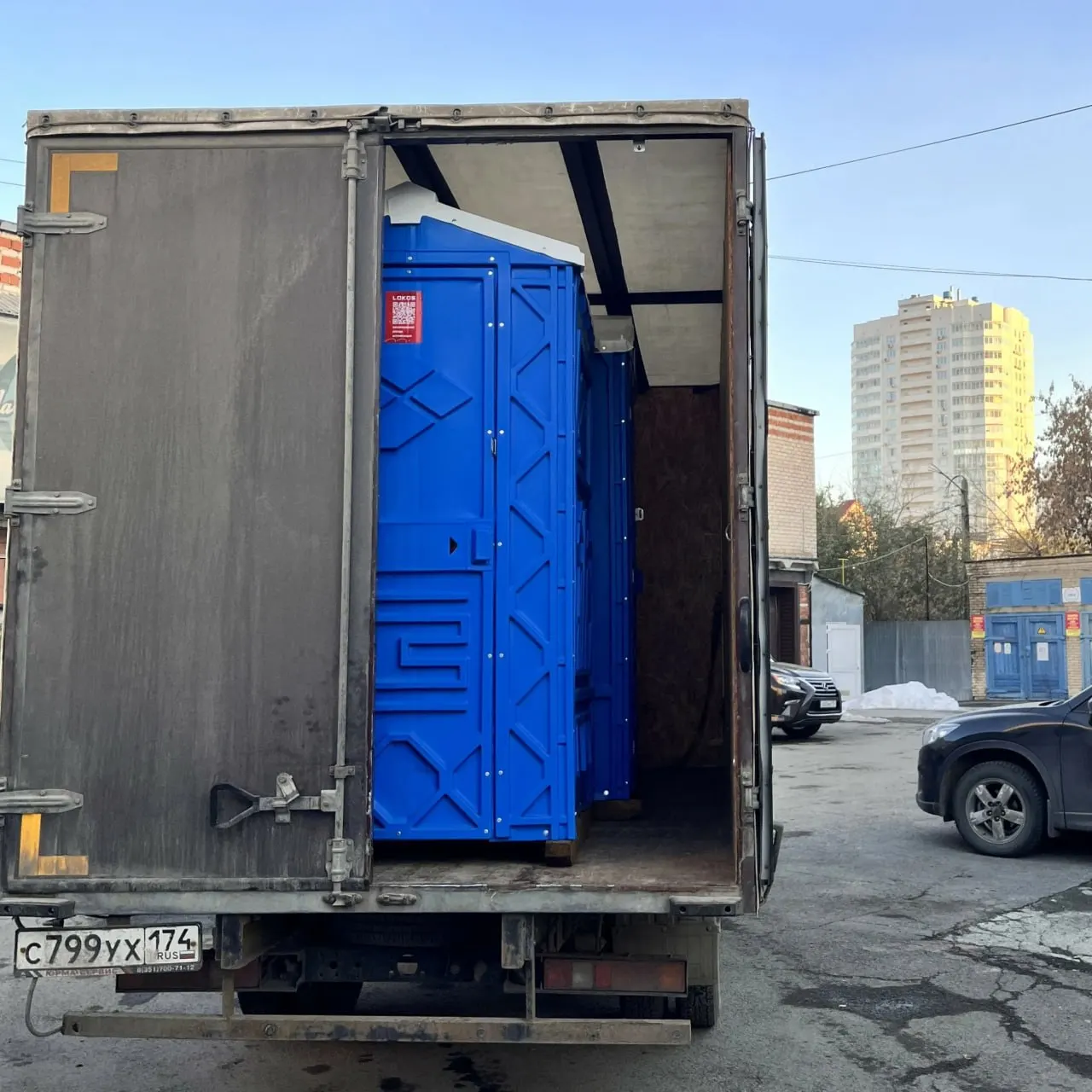 Из‑за дефицита бензина и многокилометровых очередей в Иркутске возле автозаправок установили биотуалеты. Ограничения на отпуск топлива вызывают пробки и похожие проблемы в других регионах Сибири.
