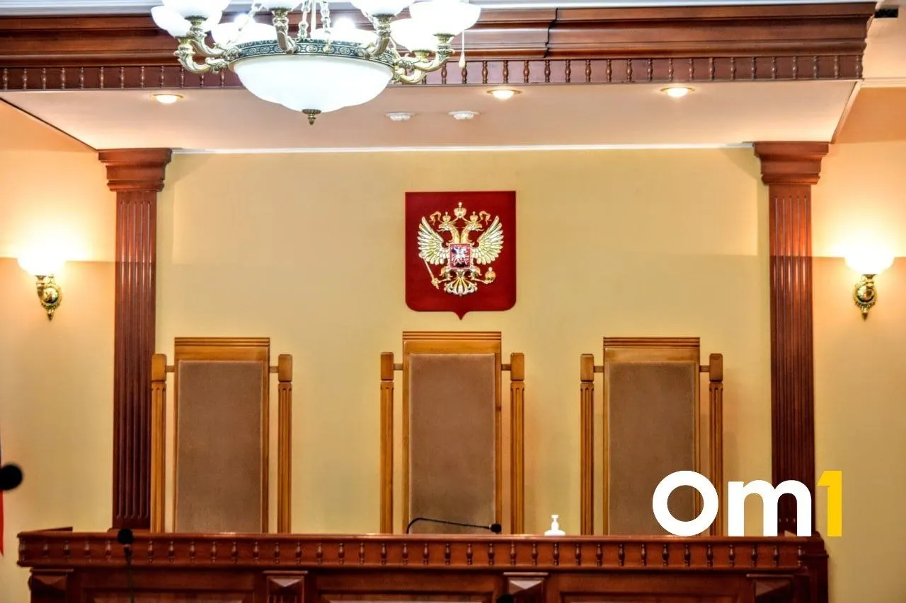 Прокуратура Омской области сообщает, что руководитель производителя напитков скрывал продажи и искажал отчётность. После его смерти уголовное преследование было перенесено на родственника, а для обеспечения взыскания арестовали имущество компании.