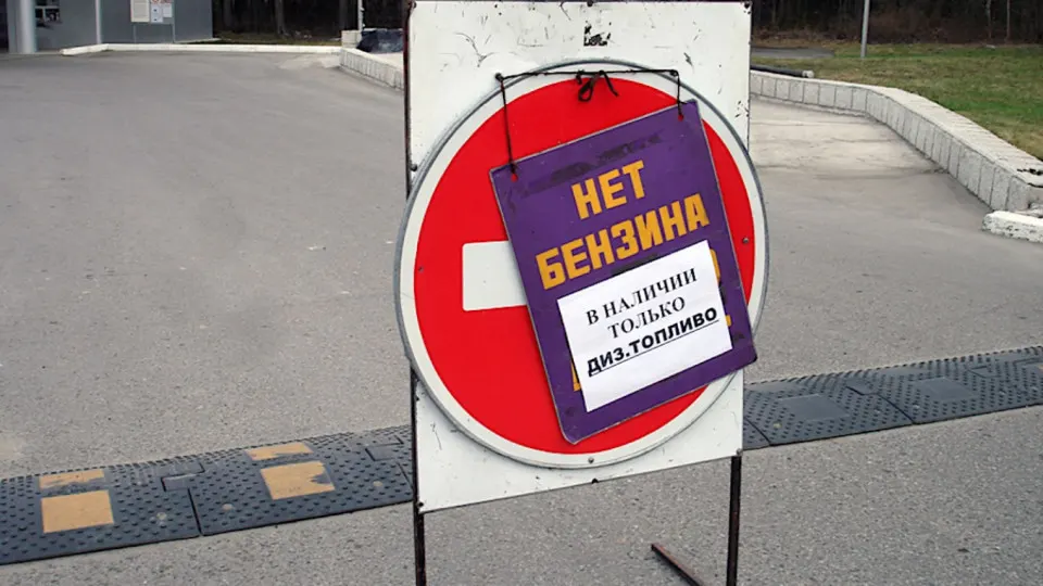 В Севастополе топливо временно отпускают только для экстренных служб; дефицит и рост цен связаны с ударами по нефтеперерабатывающей инфраструктуре и нарушением логистики.