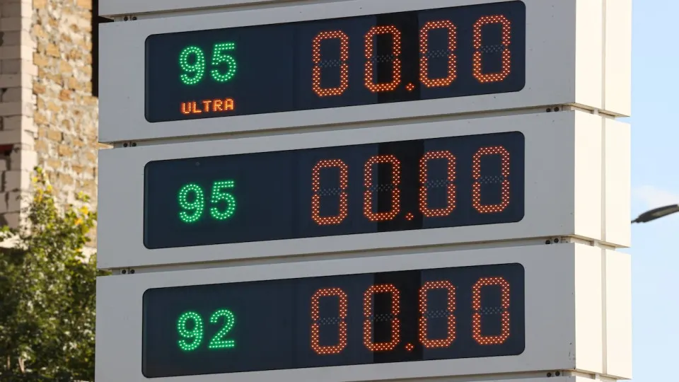 Розничные цены на автобензин резко выросли: за неделю — около 3%, за три недели июня — около 5%. Топливный кризис охватил более 60 регионов и вызвал дефицит производства после ударов по НПЗ.