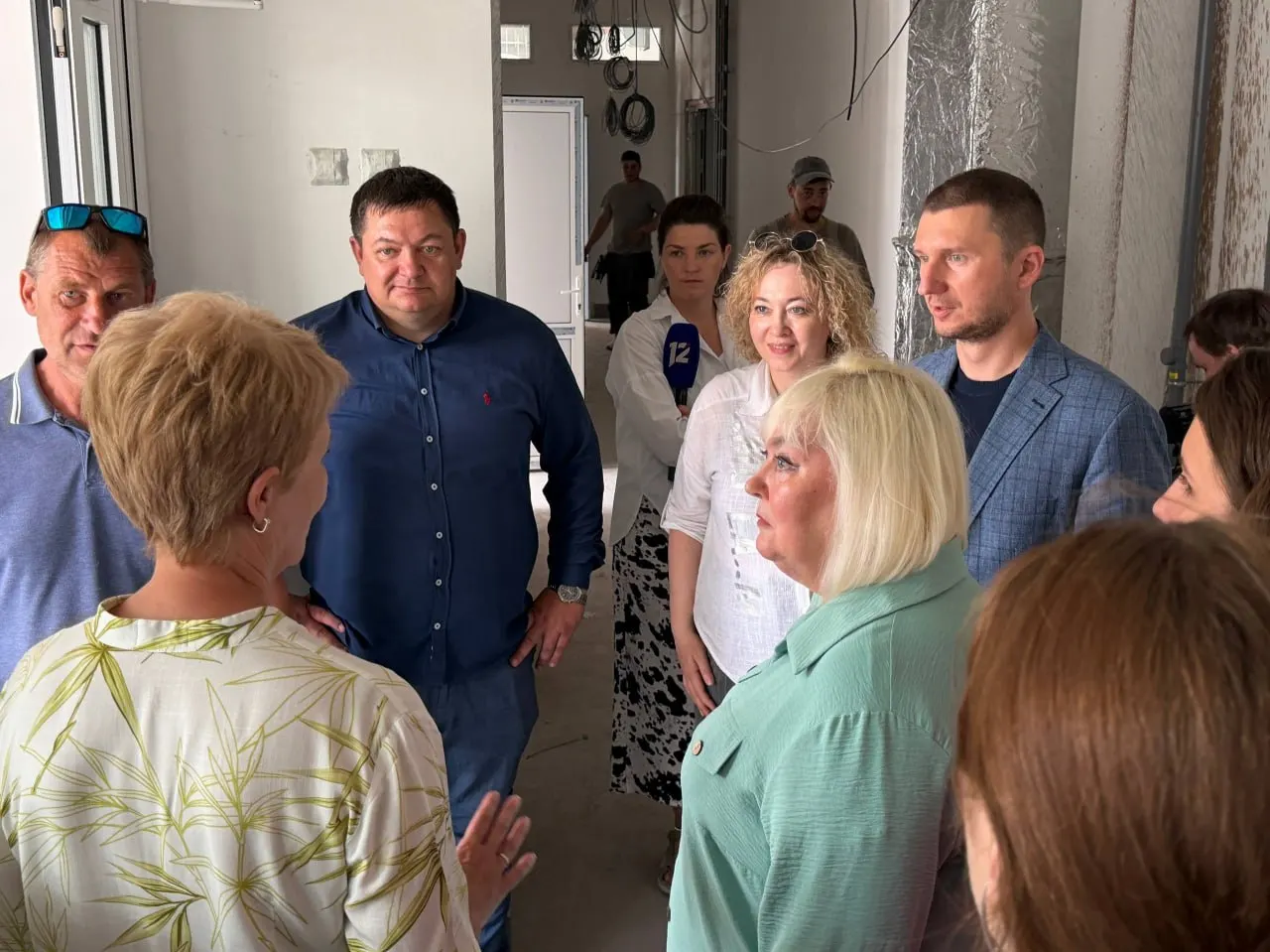 Члены Омского городского Совета проверили ход капитального ремонта гимназии №88, обсудили сроки и качество работ — школа должна принять учеников уже 1 сентября.