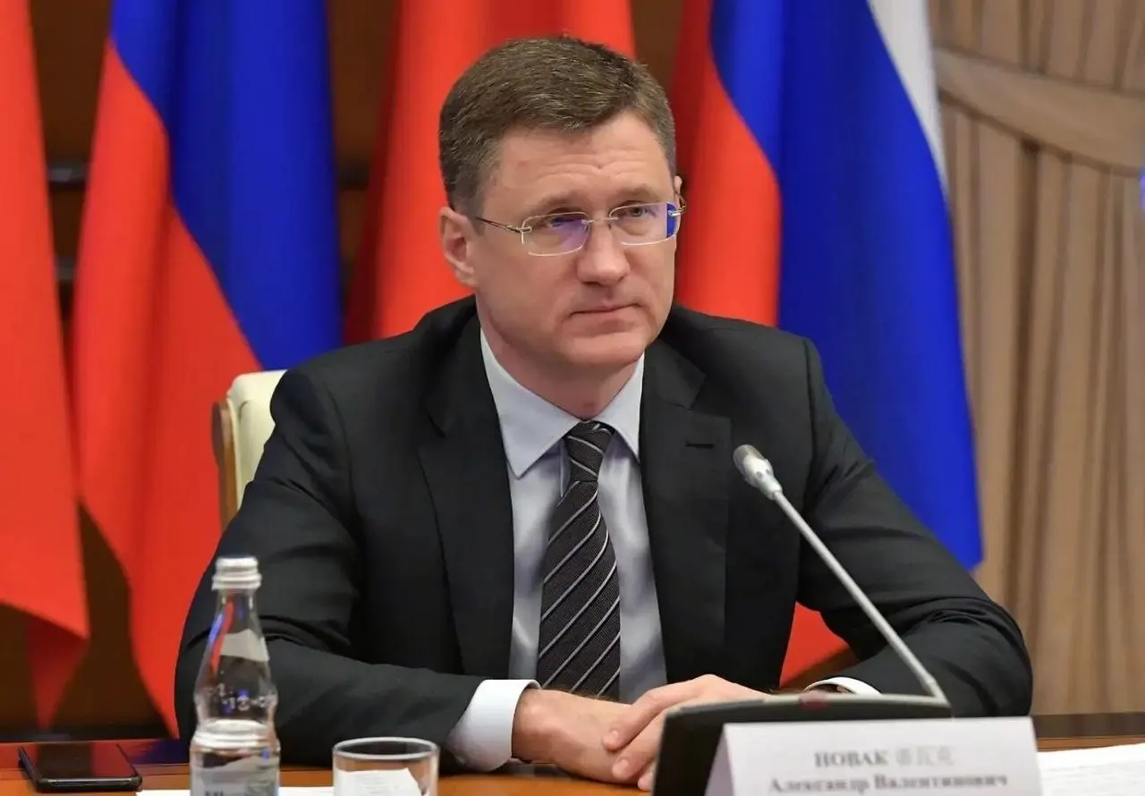 Вице‑премьер заявил, что объёмы топлива в стране покрывают потребности, а ажиотаж временно поднял спрос на 20–30%. Власти корректируют логистику по регионам.