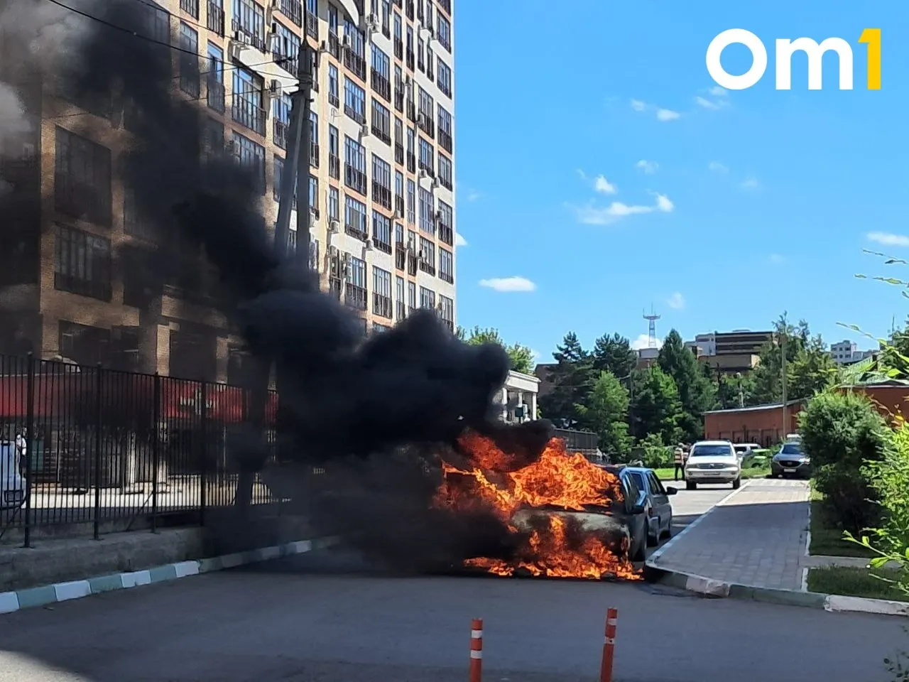 Пожар начался около 12:45 — очевидцы сообщили о сильном дыме. Пожарные локализовали возгорание: на месте работали две машины и семь спасателей.