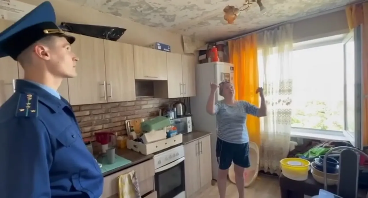 В поселке Садовый Кетовского округа из‑за дырявой крыши дома постоянно идут протечки, возникла аварийная электропроводка; жильцам предложили переселиться в общежитие, прокуратура начала проверку работы властей и управляющей компании.