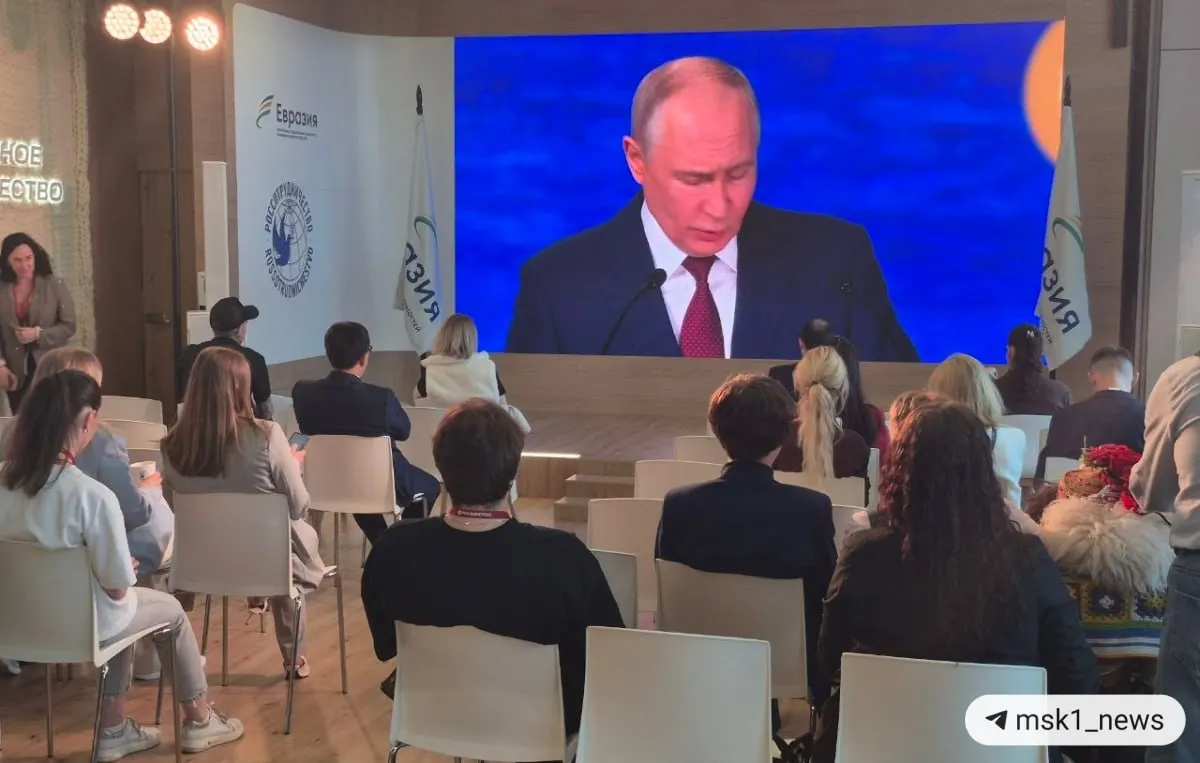 Президент отметил смещение центров роста в пользу Глобального Юга, рост вклада БРИКС по сравнению с G7 и уход глобальной торговли от западноцентричной модели.