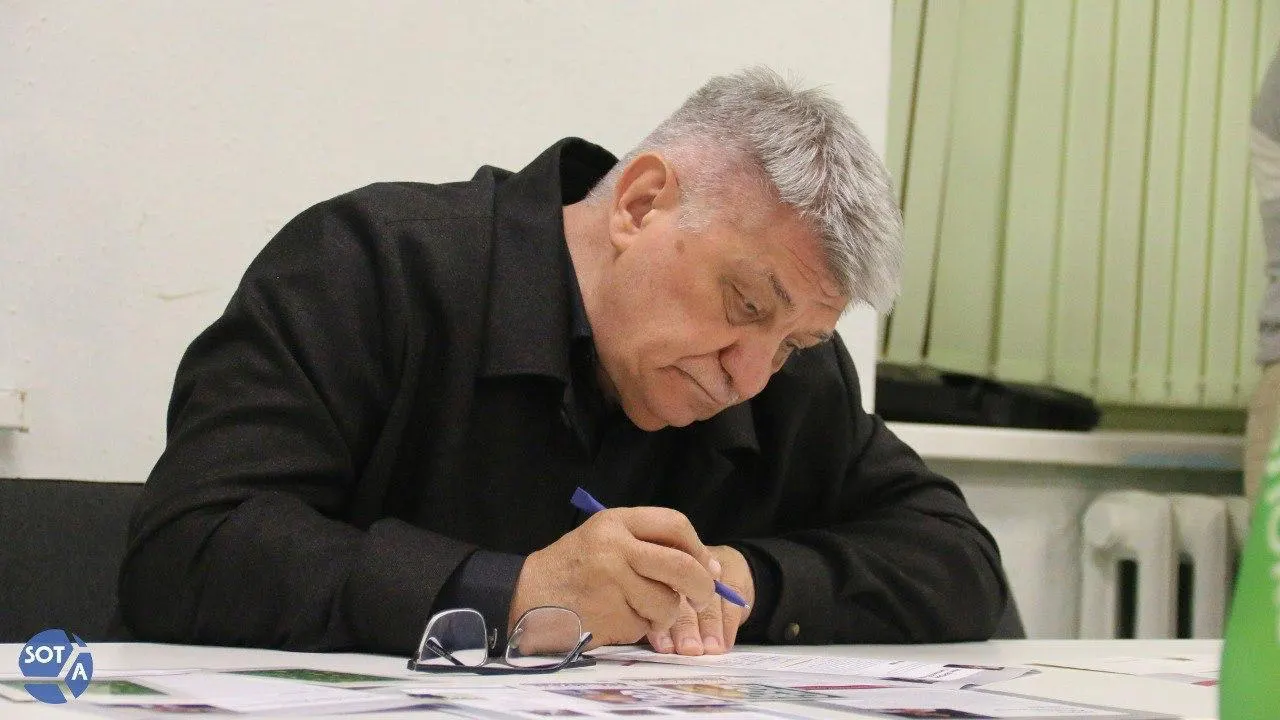 В поздравительной телеграмме режиссера назвали одним из ведущих мастеров современного кино; при этом в последние годы его фильмы в России практически не получают прокатных удостоверений, а в январе 2026 года он был исключён из Совета по развитию кинематографии.