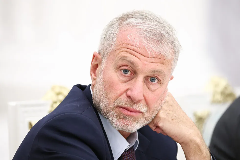 По данным нескольких собеседников, российский бизнесмен Роман Абрамович в мае посетил Киев и встретился с президентом Украины — Зеленский просил через него передать предложение о личной встрече Владимиру Путину.
