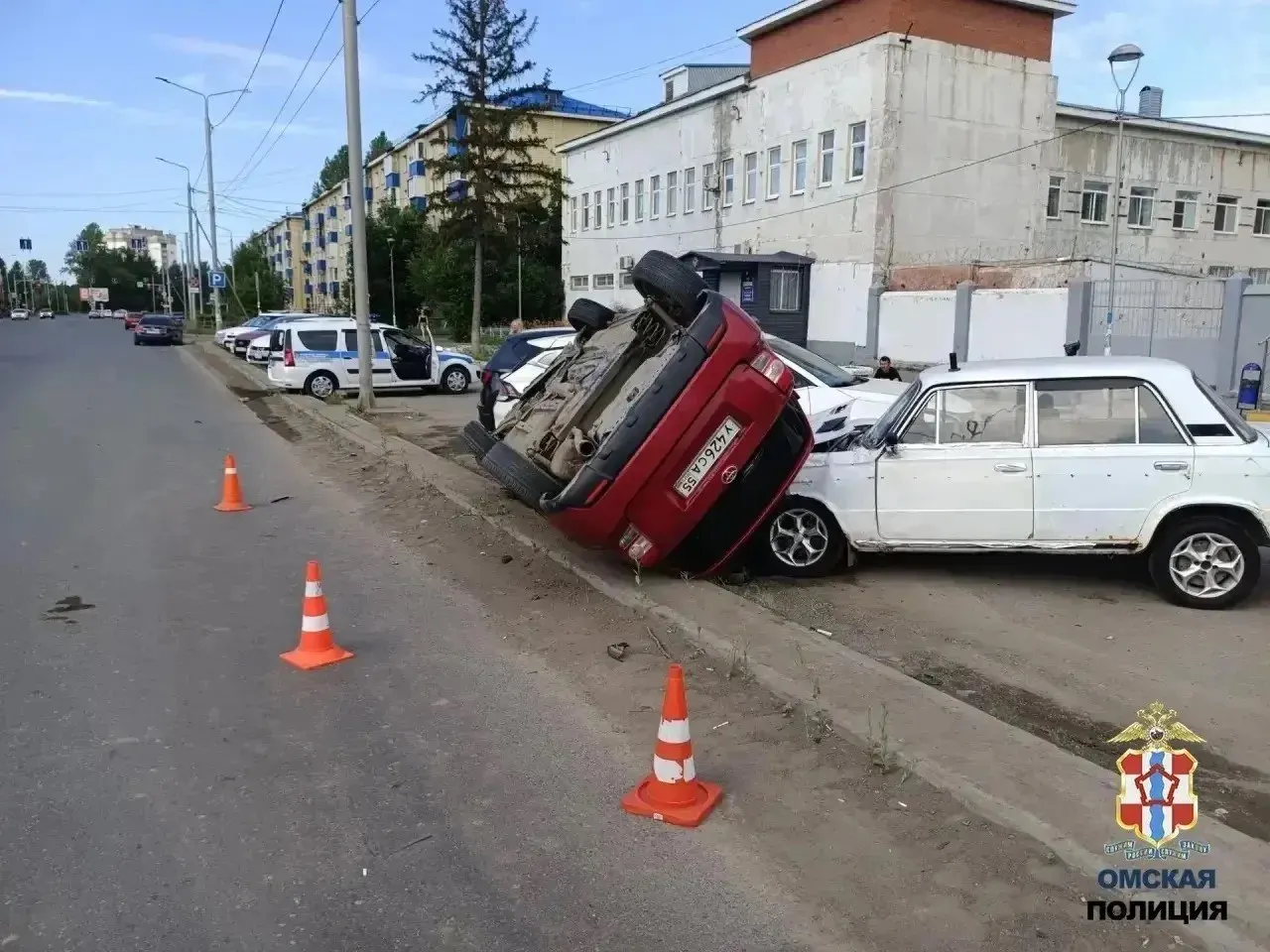 На пересечении 21-й Амурской и 30-й Северной около 07:45 столкнулись Chevrolet Cruze и Toyota Ist. Toyota опрокинулась и врезалась в припаркованные автомобили; одному водителю потребовалась медицинская помощь.