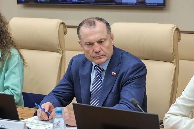 Депутаты предлагают законодательно закрепить практику, по которой учащиеся вузов и колледжей будут проходить на базовых предприятиях до половины обучения. Инициатива мотивируется низкой готовностью выпускников к работе, но вызывает вопросы об оплате и защите прав студентов.
