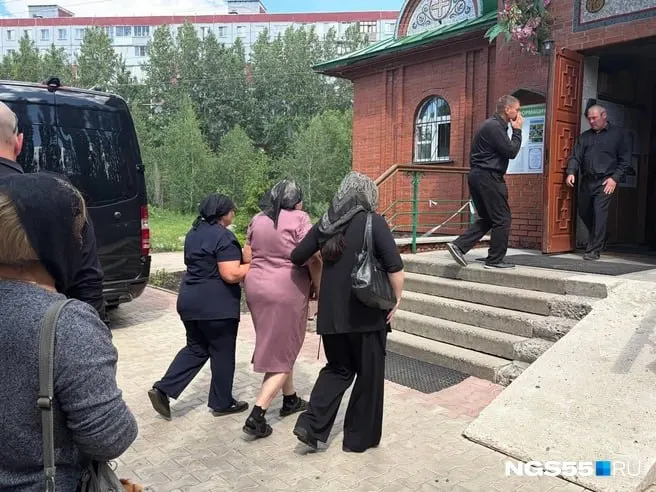Родные и друзья собрались у храма на Менделеева: прощание с Ольгой Симочкиной и Анатолием Бойко прошло при сильных эмоциях — мать одного из погибших до последнего надеялась на его спасение.