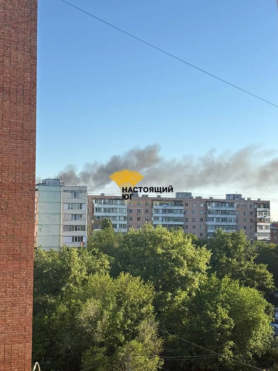 Утром 27 мая по нескольким регионам России нанесена комбинированная атака: пожары и взрывы зафиксированы в Таганроге, под Воронежем и в районе нефтеперерабатывающего завода в Туапсе. Есть пострадавшие и сообщения о разрушениях.