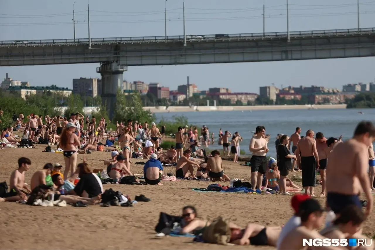 На пляже у Ленинградского моста отдыхающие вытащили из воды женщину примерно 60 лет; её госпитализировали, инцидент зарегистрирован в полиции.