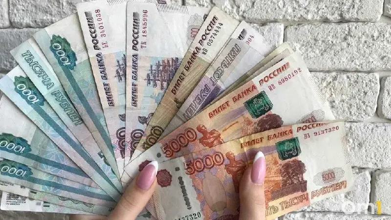 Столяры лидируют — от 100 тыс. руб.; в тройке также кладовщики и инженеры‑дефектоскописты. Менеджерам фитнес‑клубов предлагают до 80 тыс. руб.