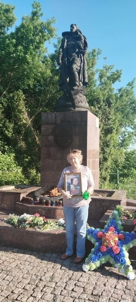 21 июня прошла акция «Свеча памяти Безвестного полка» в нескольких городах; участники зажигали свечи и приносили фотографии пропавших. Одновременно сообщают о давлении со стороны силовиков: в Липецке пропала координатор, в Ростовской области задержали другую координаторку.