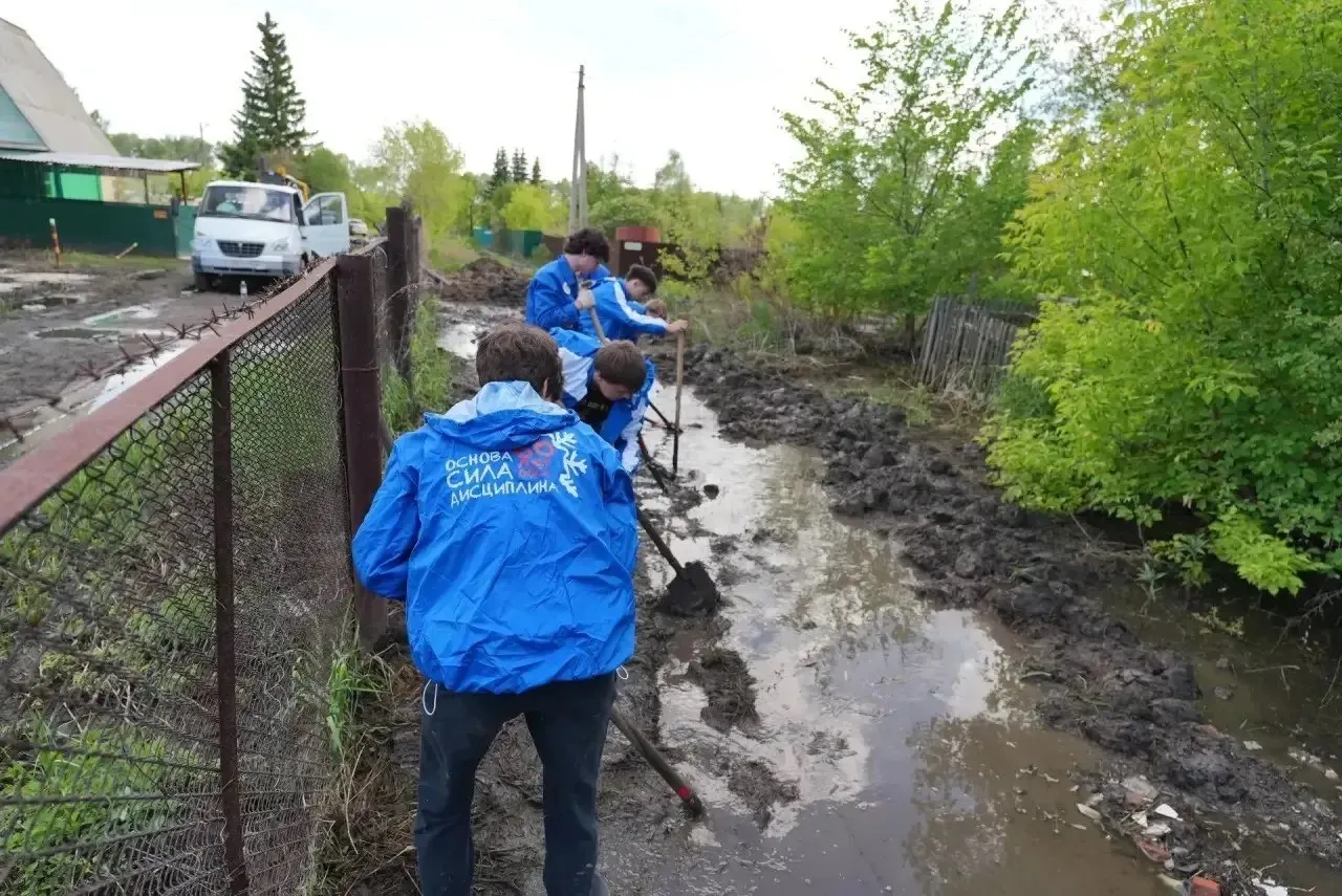 В Осташковском массиве устроили водоотводную канаву, благодаря чему удалось освободить от подтопления свыше 300 участков. Работы продолжаются: специалисты и студенческие отряды помогают садоводам, принимают адресные обращения.